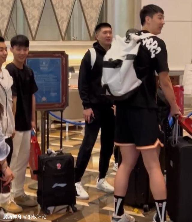 上海电影节奖项加持 扎根于现实题材的轻盈美学上海分会场嘉宾合影上海分论坛上海国际电影节金爵盛典暨红毯仪式上，《图兰朵：魔咒缘起》导演郑晓龙、编剧王小平携主演关晓彤、胡军、林思意、王嘉盛装亮相